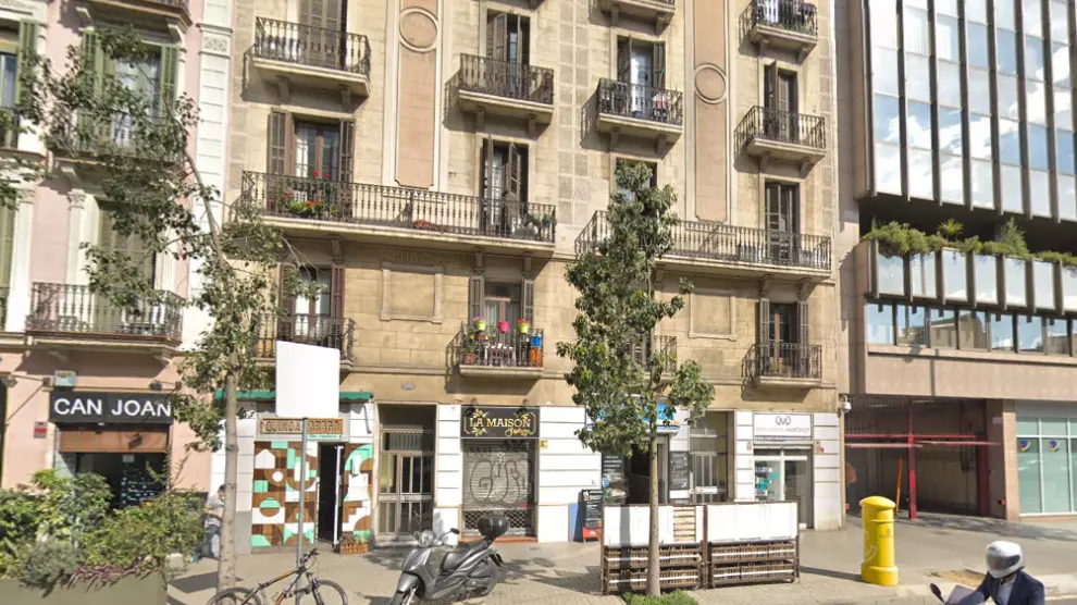 El incendio ha tenido lugar en el entresuelo de este edificio de la calle de Aragón.