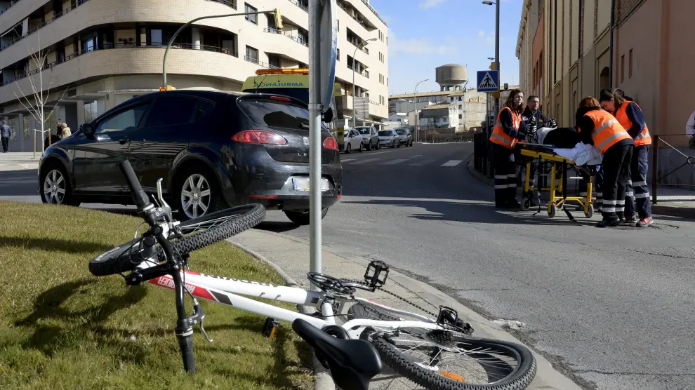Imagen de archivo de un accidente con un ciclista implicado en un rotonda de Huesca.