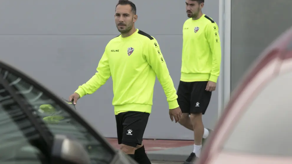 David Ferreiro sale de El Alcoraz con destino a un entrenamiento del Huesca.