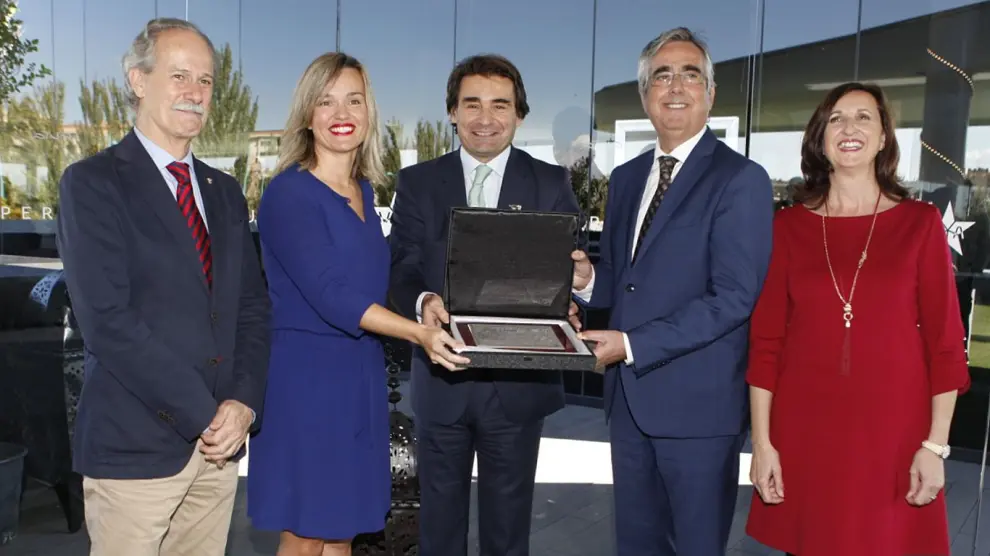José Luis Roca Castillo, junto a la consejera Pilar Alegría y Juan Carlos Bandrés, recibió una placa en reconocimiento a su labor en el sector de la construcción.