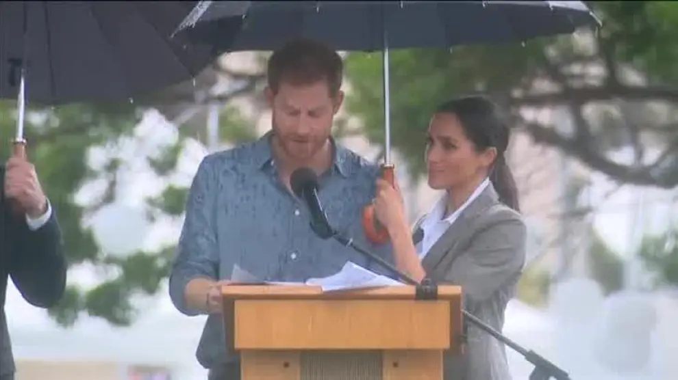Polémica porque sea Meghan Markle quien tenga que tapar con su paraguas al príncipe Harry