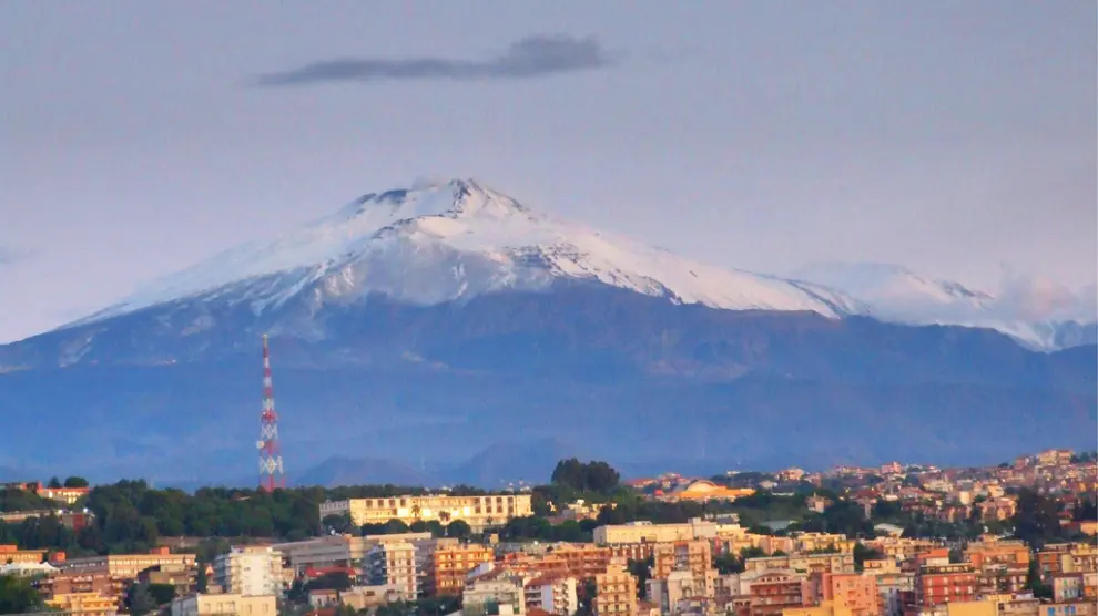 El posible tsunami se produciría debido al movimiento de la pendiente del volcán Etna (Sicilia) por la gravedad.
