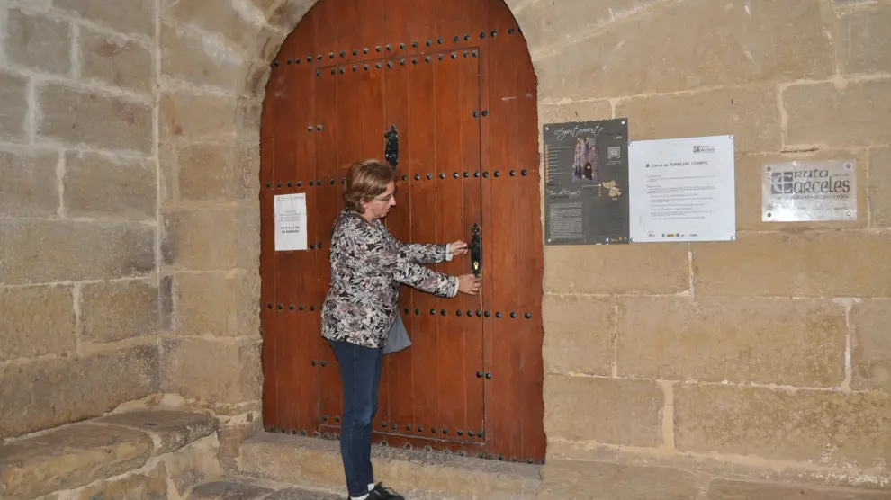 La alcaldesa de Torre del Compte, a las puertas del Ayuntamiento.