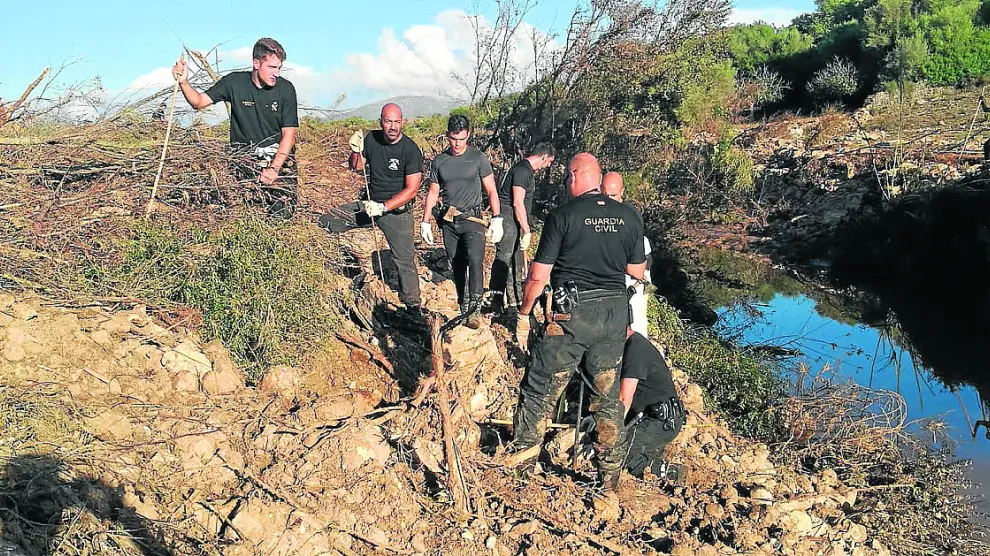 Los especialistas inspeccionaban esta semana las orillas del río buscando al niño desaparecido.