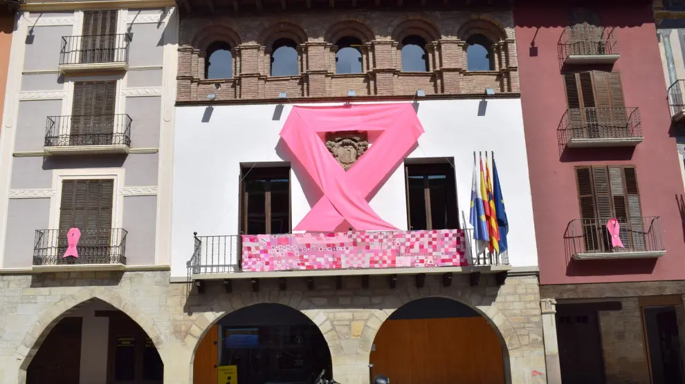 Un lazo rosa, símbolo de la lucha contra el cáncer, adorna estos días el Ayuntamiento de Graus.