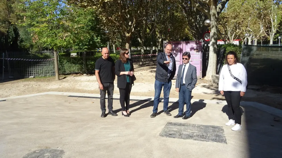 El alcalde de Huesca, Luis Felipe, en el centro, durante su visita a las obras en el parque Miguel Servet acompañado por los concejales María Rodrigo y Fernando Justes