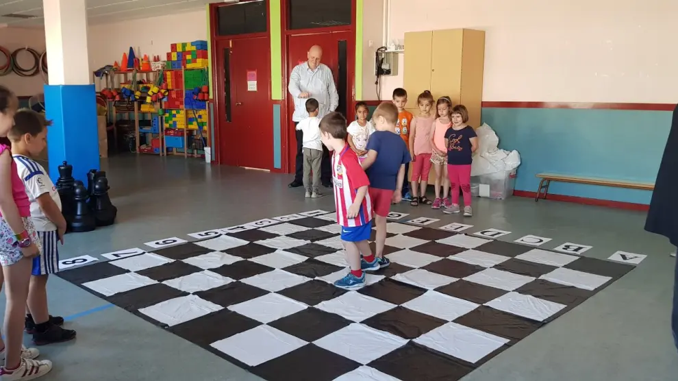 Taller de ajedrez en el colegio Zalfonada, con la visita de Leontxo García.