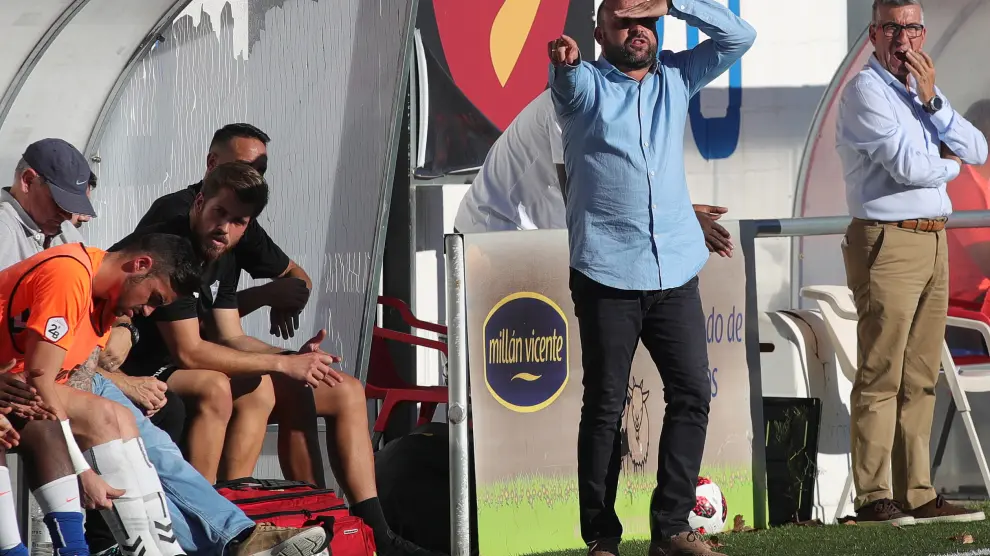 Manolo González da instrucciones desde el banquillo en el partido ante el Lleida