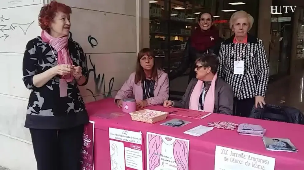 Mesas informativas y lazos rosas para concienciar contra el cáncer de mama en Zaragoza