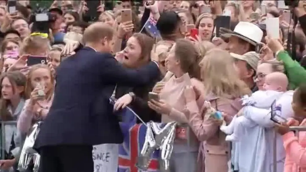 Una fan rompe a llorar por el abrazo del príncipe Harry