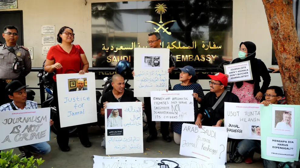 Decenas de periodistas protestan por la desaparición de Jamal Khashoggi.