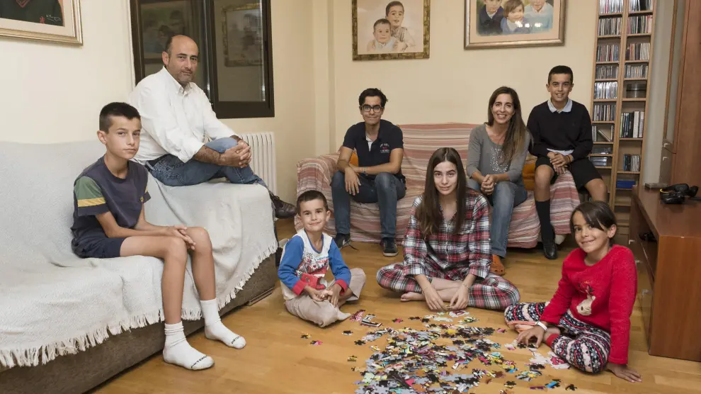 La familia numerosa Galindo-Triguero al completo, en el salón de su casa. De izquierda a derecha, Álvaro, Jaime padre, Javier, Jaime hijo, María, Abby, Nacho y Ana.