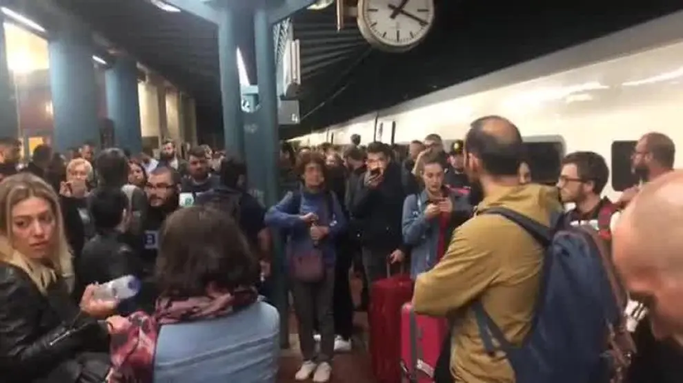 300 personas, atrapadas durante horas en una estación en Tarragona