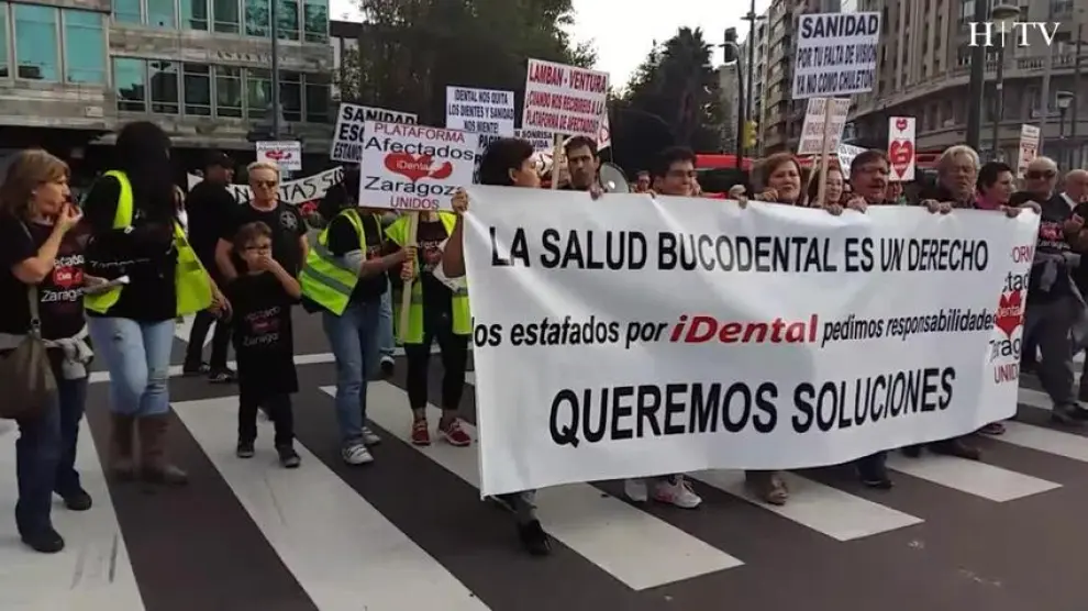 Un centenar de afectados de Idental se manifiesta en Zaragoza