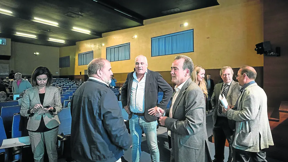 Sánchez Quero en el centro conversa con un alcalde junto a varios diputados provinciales.