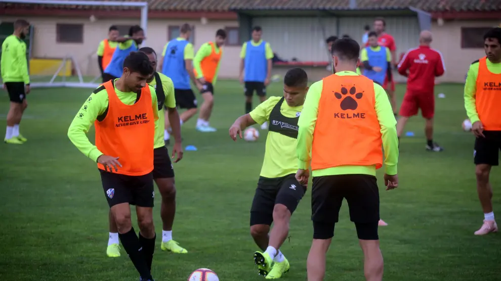 Varios futbolistas del Huesca durante el entrenamiento matinal que han desarrollado este sábado en el Instituto Montearagón.