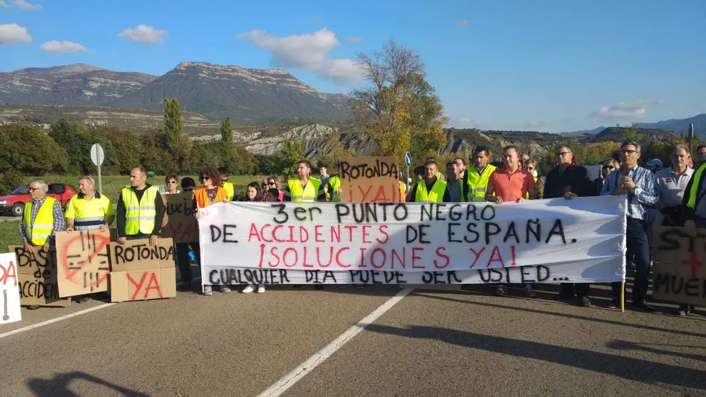 Una imagen de la concentración llevada a cabo este domingo en la N-330, en Sabiñánigo.