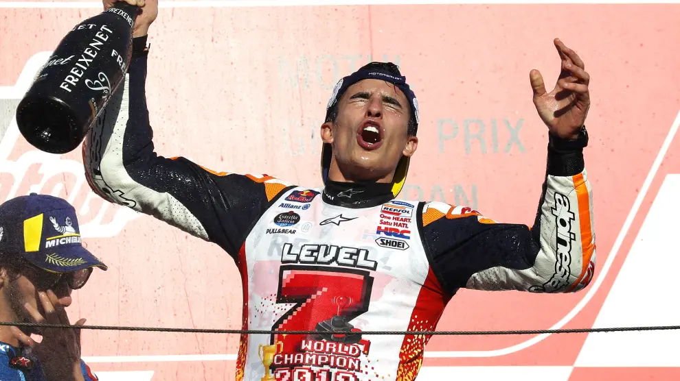 Marc Márquez celebra eufórico su séptimo título mundial y el quinto en la categoría de MotoGP
