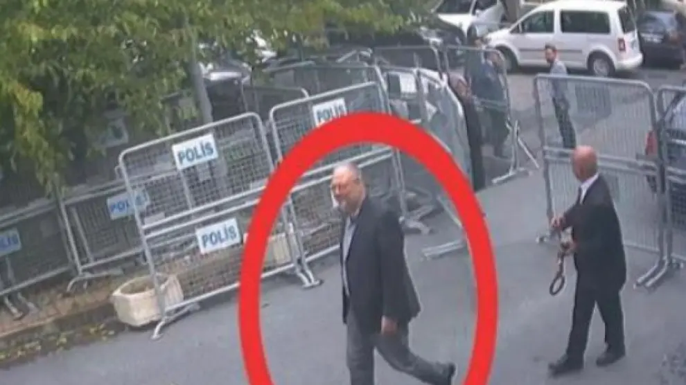 Una imagen de vídeo muestra a Khashoggi (rodeado por un círculo rojo), a su llagada al consulado de Arabia Saudí en Estambul el pasado 2 de octubre.