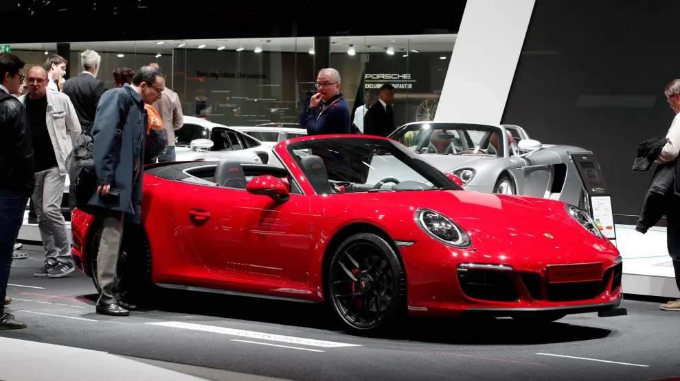 Un Porsche Carrera durante expuesto durante el reciente Salón del Automovil de Paris.