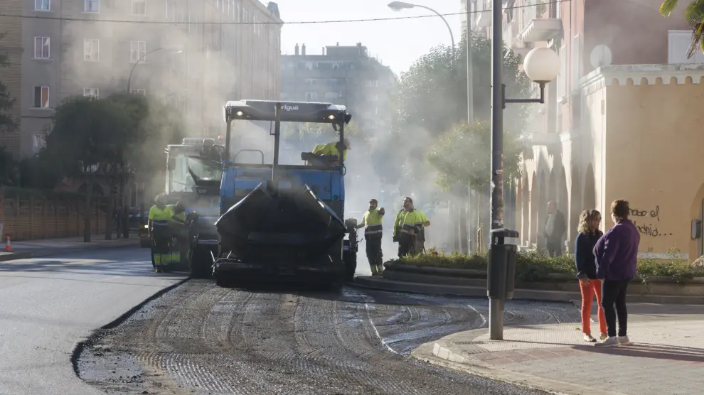 Las máquinas de asfaltado trabajando en la avenida de la Paz.