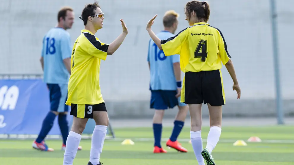 Integrantes de un equipo de Special Olympics en un partido de fútbol.