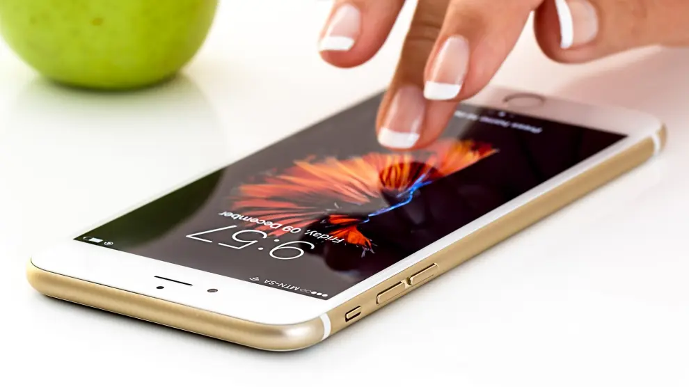 La pantalla de un móvil contiene hasta 30 veces más bacterias que la tapa de un inodoro.