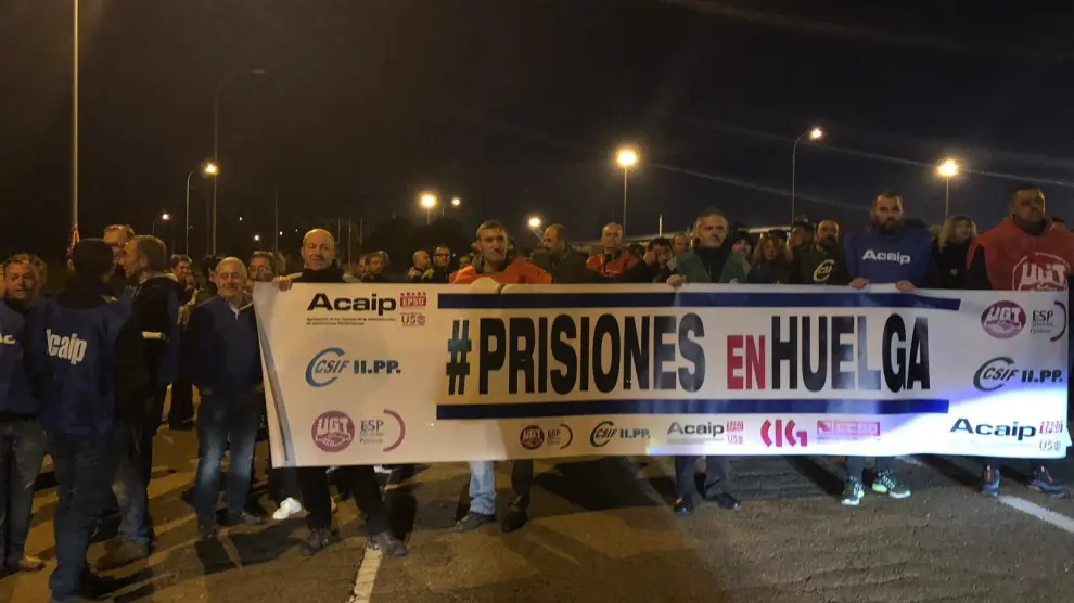 Unos 200 funcionarios de prisiones protestan ante el centro penitenciario de Zuera en la primera jornada de huelga
