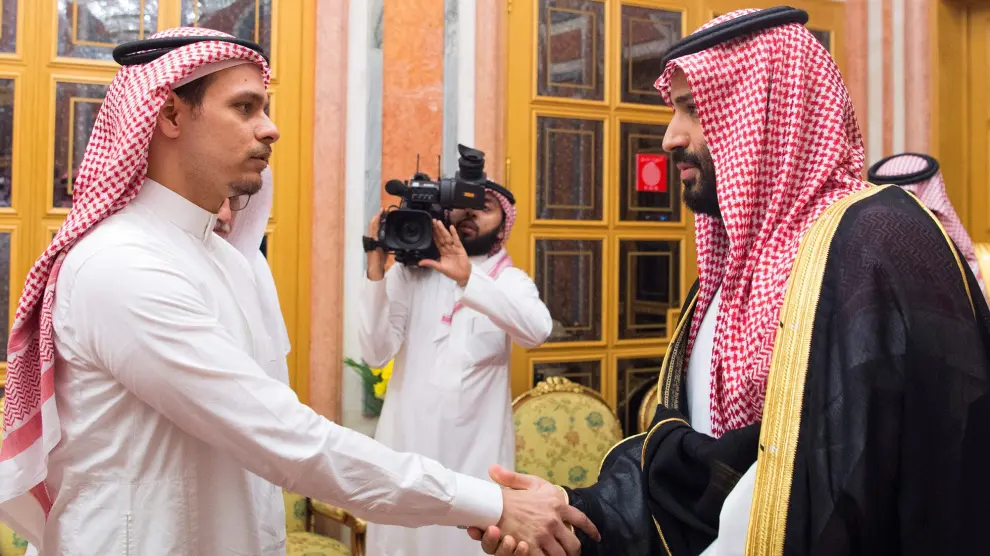 Tenso saludo de uno de los hijos de Khashoggi y el príncipe heredero saudí
