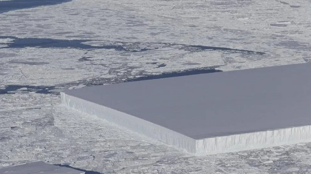 El iceberg rectangular hallado por la NASA.