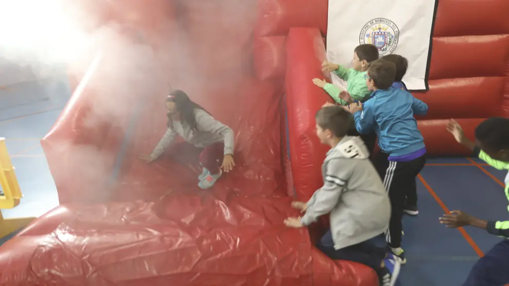 Los niños aprenden técnicas de evacuación en la 'casa de humo' .