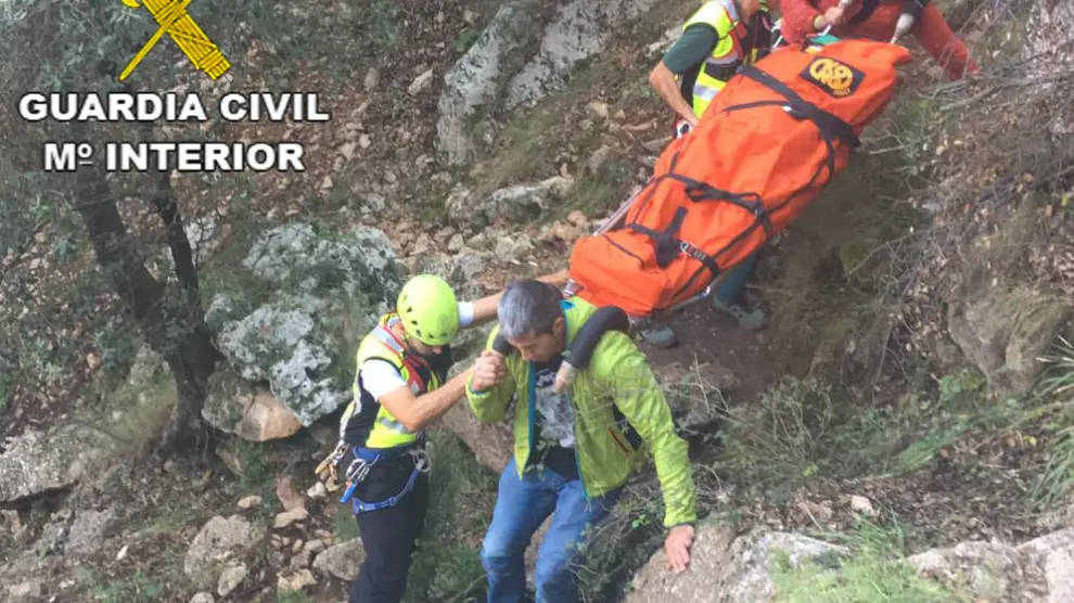 Rescate en camilla del montañero accidentado en Olba.