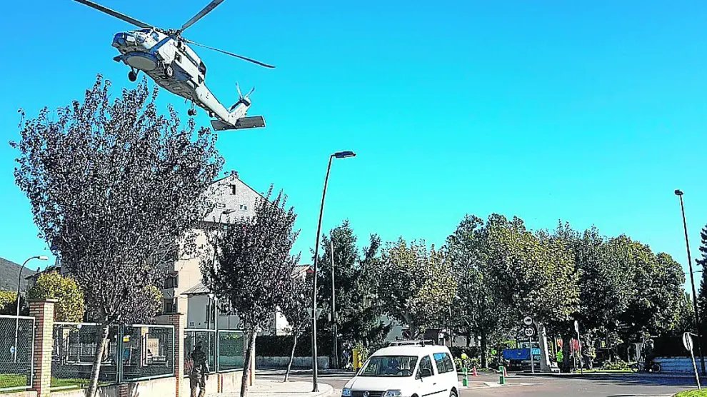 Un helicóptero tomando tierra en la Escuela Militar, cerca de las viviendas de la calle Albareda.