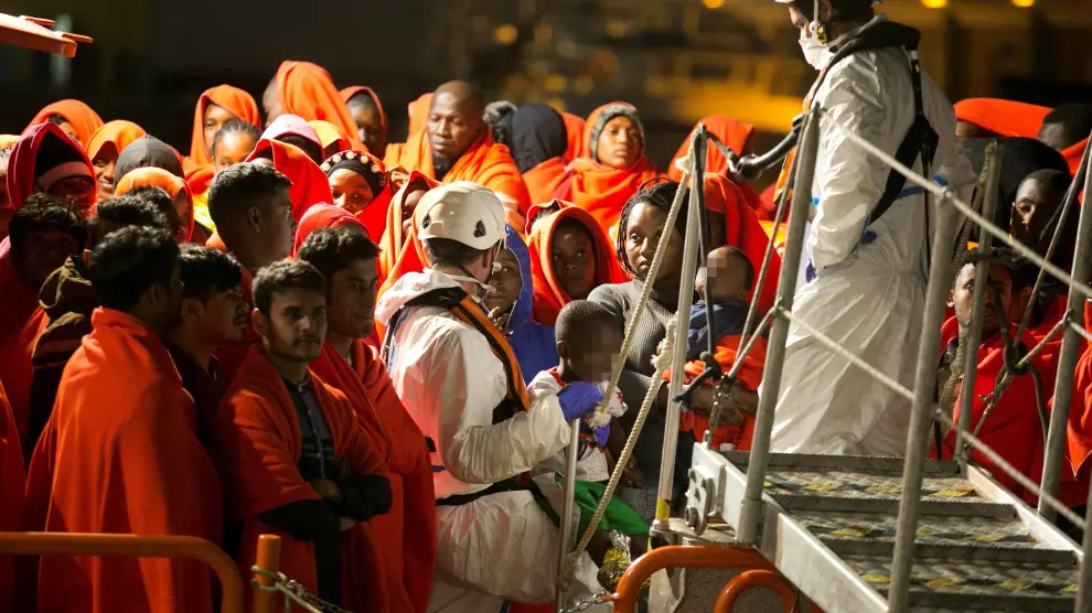 Llegada al puerto de Málaga de inmigrantes rescatados del mar de Alborán.
