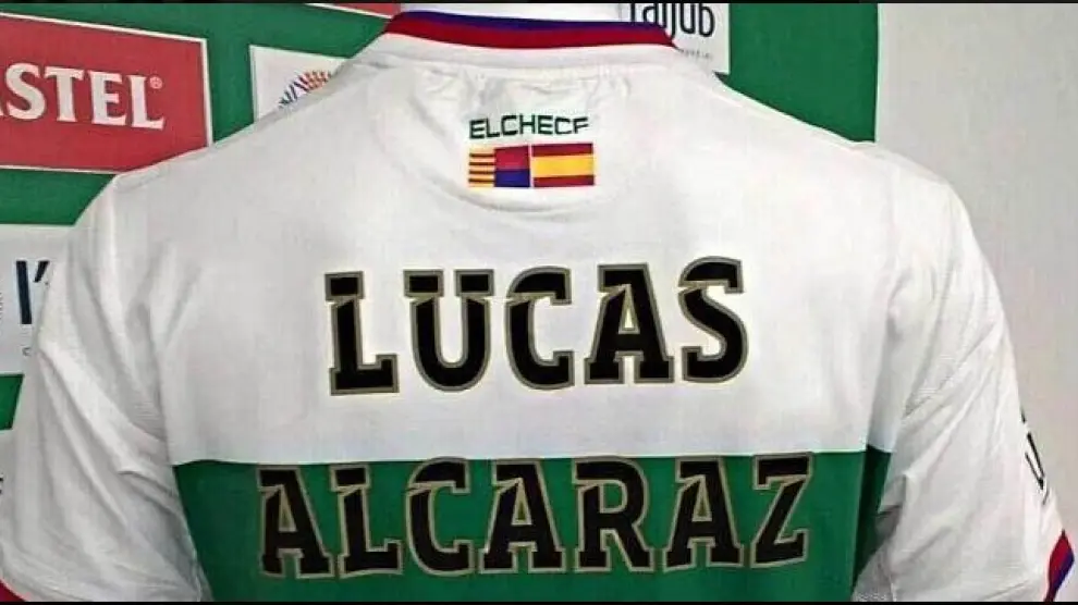 La camiseta personalizada de Lucas Alcaraz como entrenador del Elche, minutos antes de su presentación suspendida en junio de 2015.