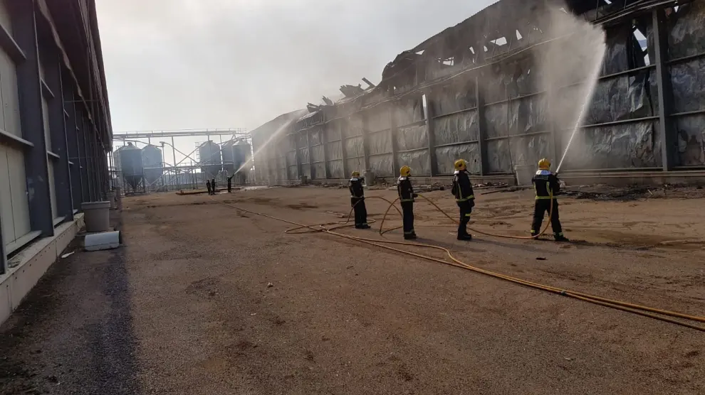 Los parques de Huesca y Almudévar acudieron a un reciente incendio de una nave de gallinas en Grañén.