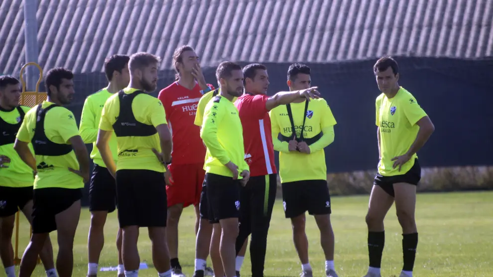 Los jugadores, con Francisco durante un entrenamiento en el Instituto Montearagón.