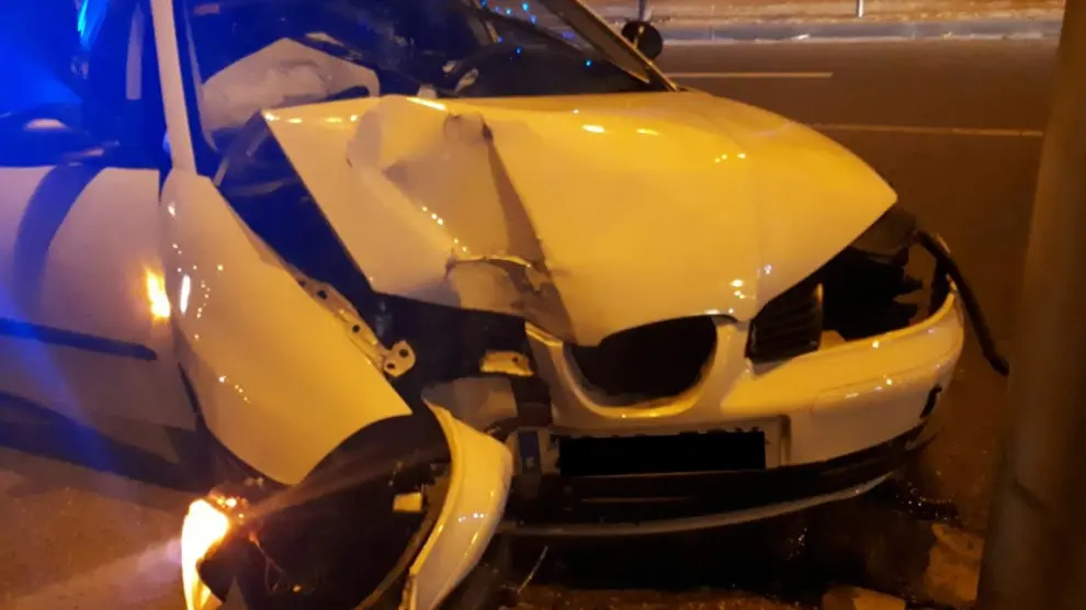 Un conductor ebrio choca contra un poste en Zaragoza.