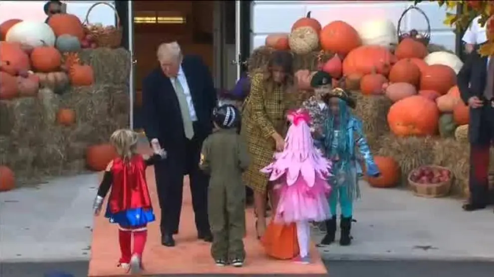Donald Trump y Melania celebran Halloween rodeados de niños