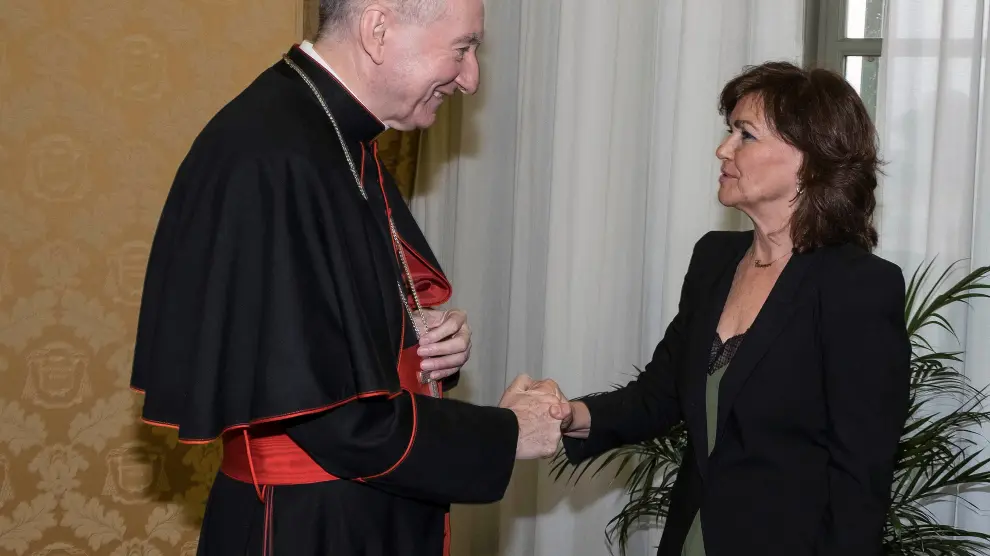 La ministra Carmen Calvo y el cardenal Pietro Parolin durante su reunión.