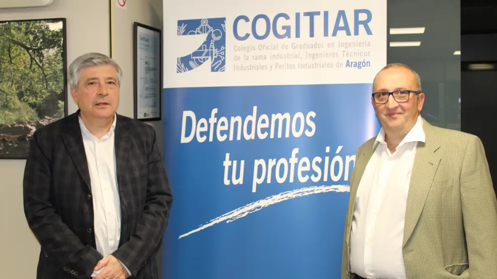 Enrique Zaro y José Luis López en la sede del Colegio de Graduados en Ingeniería de la Rama Industrial, en Zaragoza.