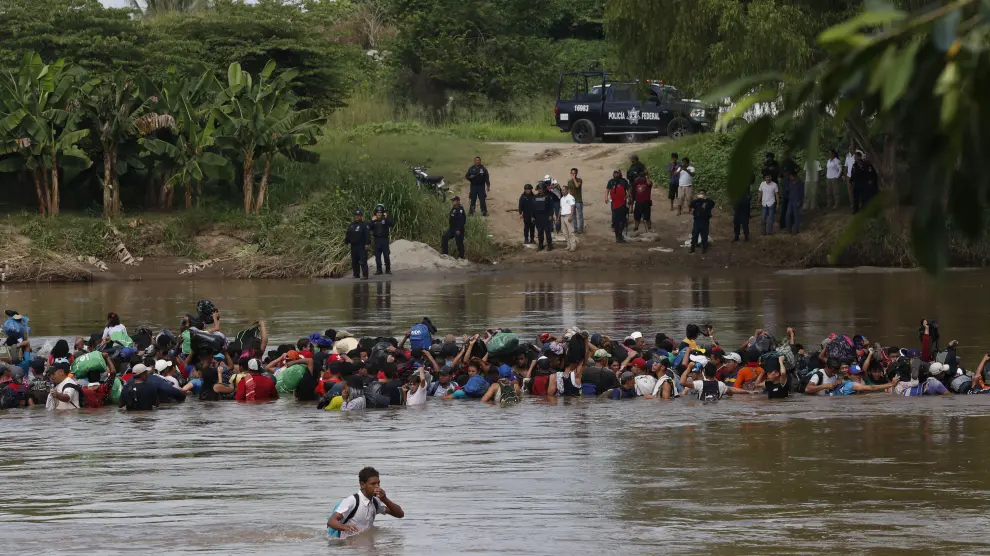 Intregrantes de la segunda caravana de migrantes cruzan el río en un nuevo intento por continuar su travesía hacia Estados Unidos.