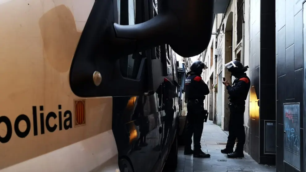 Operación de los Mossos d'Esquadra y la Guardia Urbana contra los narcopisos en Barcelona.