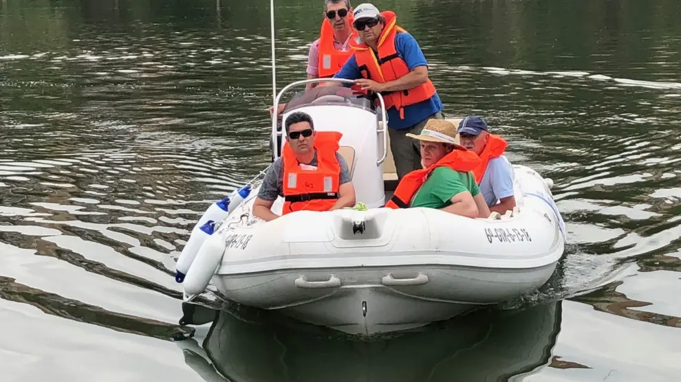 Participantes en una clase práctica del curso se navegación en La Sotonera.