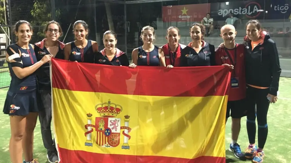 El hermanas Sánchez Alayeto junto al resto del combinado nacional femenino, tras la victoria de este lunes contra Holanda.