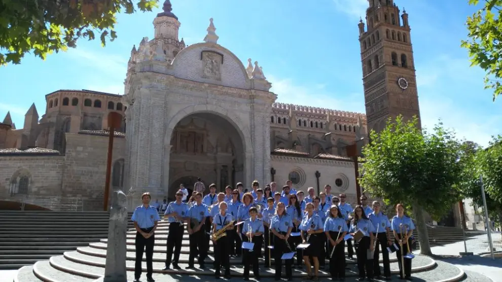 Los integrantes de la Banda de Tarazona, frente a la catedral.