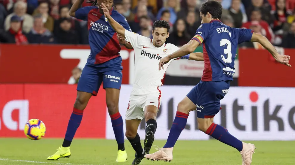 Jesús Navas trata de colarse entre Etxeita y Semedo en un momento del Sevilla-Huesca de este pasado domingo (2-1).