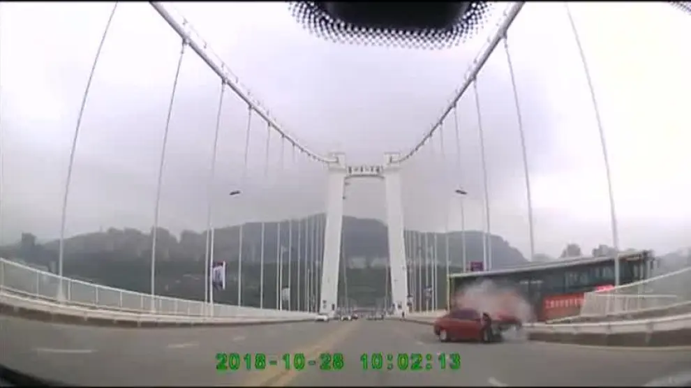 Este es el momento exacto en el que un autobús se precipita por un puente