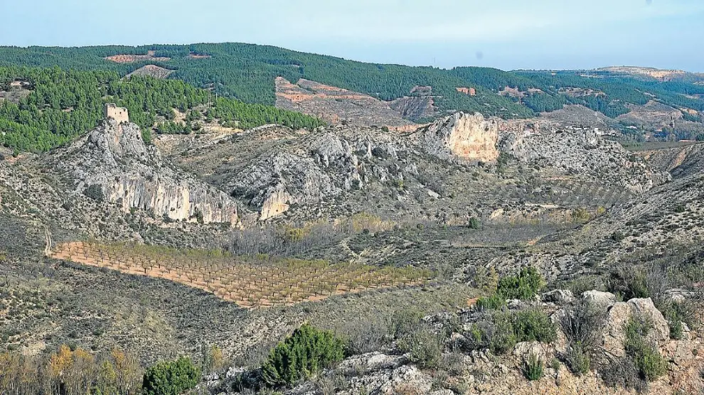 Valle del Huerva y castillo de la Casaza en el camino al embalse de las Torcas.