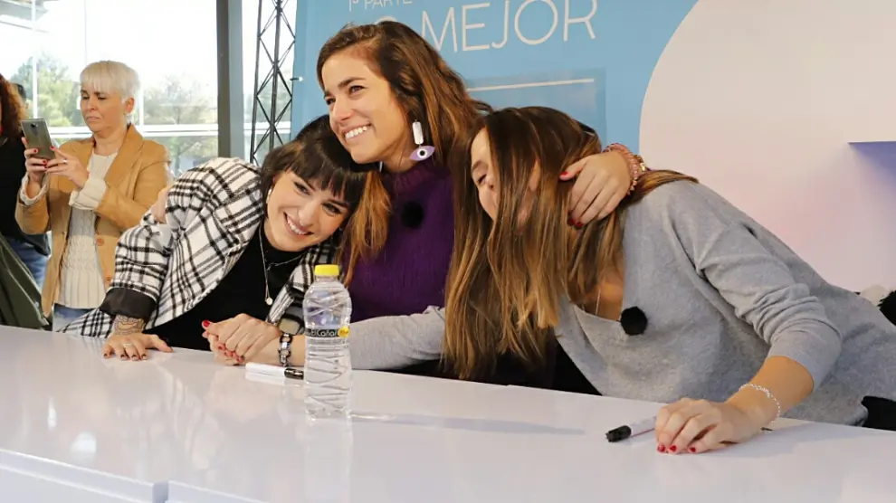 Natalia, Julia y Sabela, de OT, tres de los cinco finalistas del concurso, en su visita a Zaragoza durante su salida de la Academia.